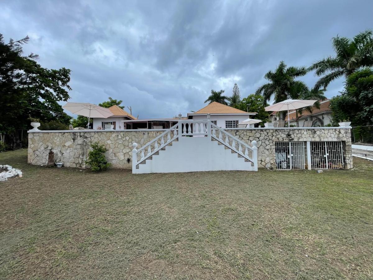 The Lodge @ Peaceful Palms Teluk Montego Bagian luar foto