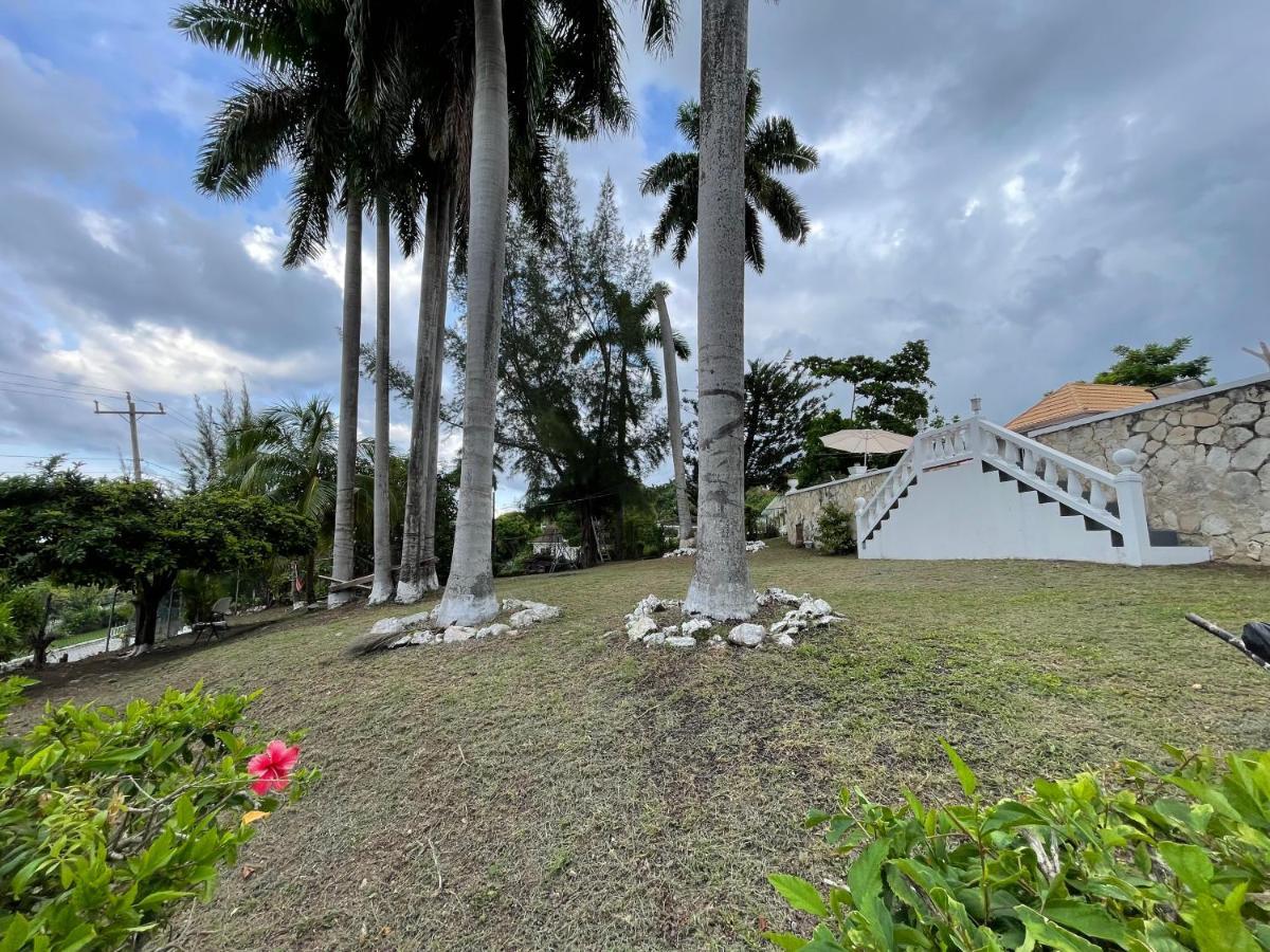 The Lodge @ Peaceful Palms Teluk Montego Bagian luar foto
