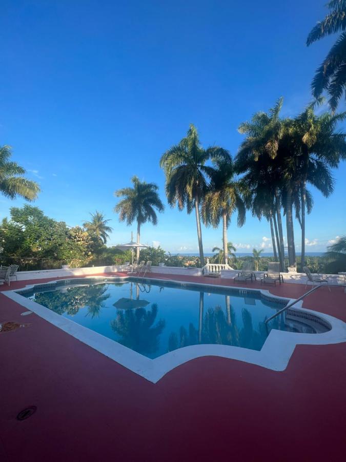 The Lodge @ Peaceful Palms Teluk Montego Bagian luar foto